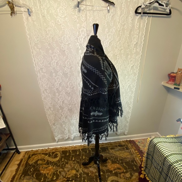 Western Style Fringed Bottom Layered Poncho - Picture 6 of 7